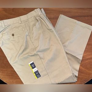 Men's Pleated Wrinkle Resistant Khaki
Pant New! Never Worn